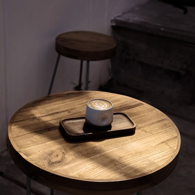 Cappuccino avec dessin dans la mousse sur une table en bois.