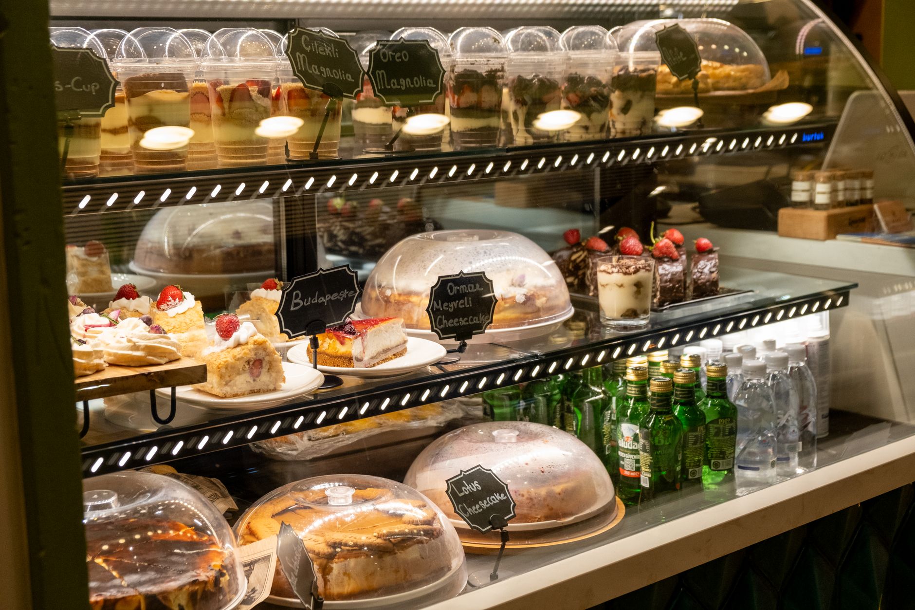 Comptoir de café avec vitrine de pâtisseries.