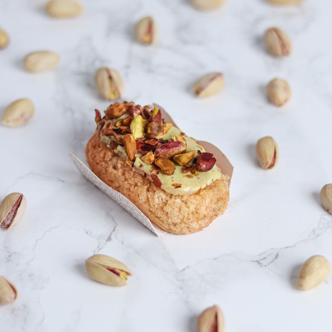 Gros plan d'un éclair glacé au chocolat.