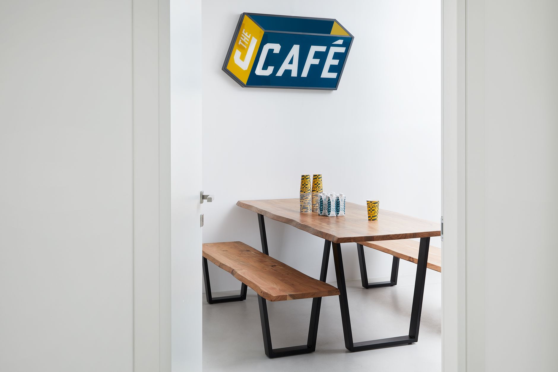 Intérieur clair et minimal d'un café avec plantes.