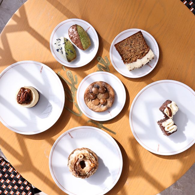 Assiette de viennoiseries et pâtisseries au café.