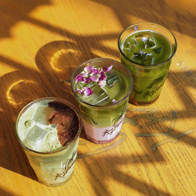 Matcha fraise rosé dans un verre sur une table de café.